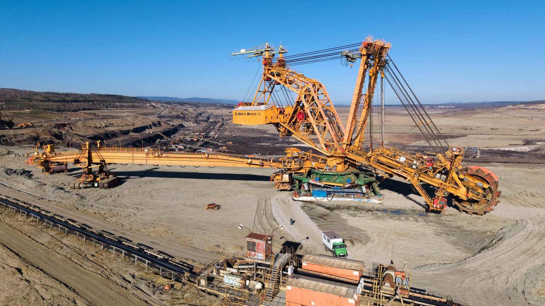 Open-pit mineral extraction and handling equipment
